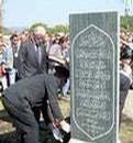_srpska-mreza_com_Bosnia_Srebrenica_photo_Clinton-bows-03-sm.jpg